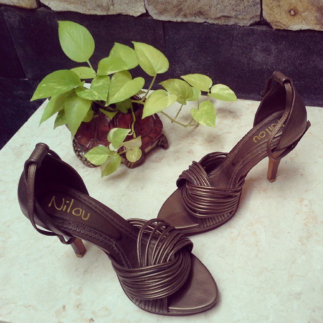 Niluh Djelantik Gold Pumps | Shopee Indonesia