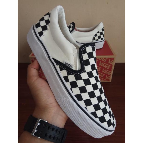 Regulae Slip On Hitam Putih