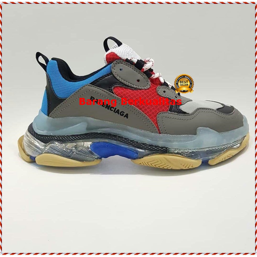 Sneakers black Balenciaga Triple S worn by Gaeloupas in the