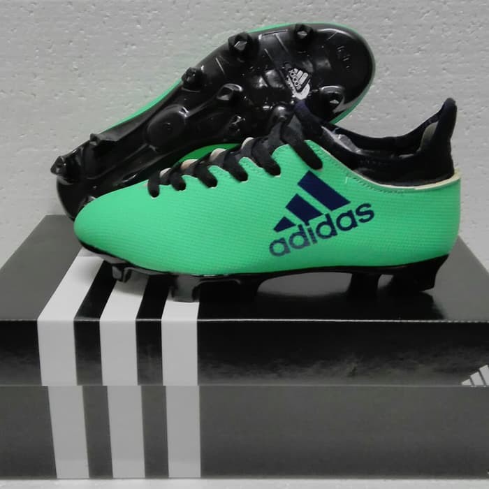 Vektor Tegak Gambar Sepatu Bola Lucu