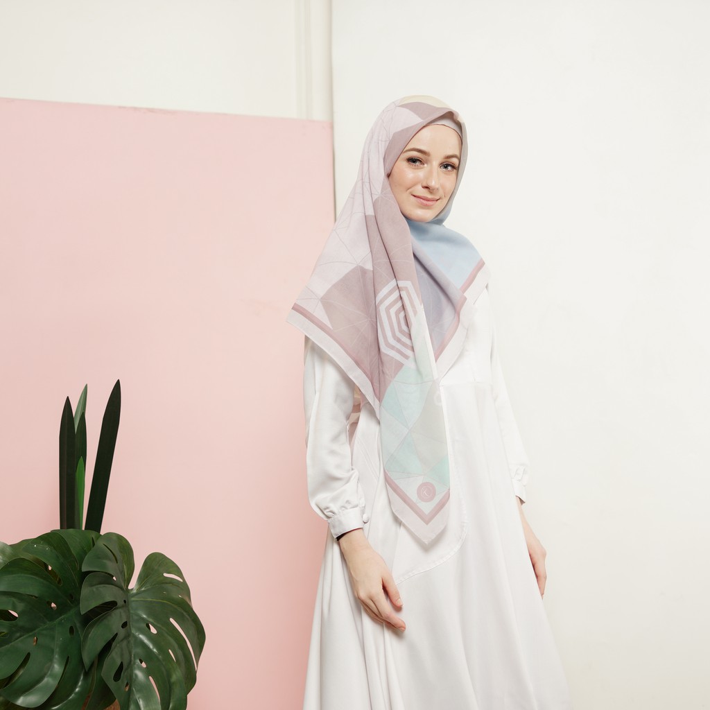 55+ Jilbab Segi Empat Kombinasi 2 Warna
