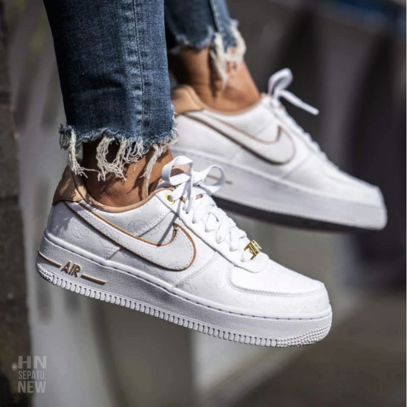 Jual Nike Air Force 1 07 Lx White Bio Beige Metallic Gold | Shopee Indonesia