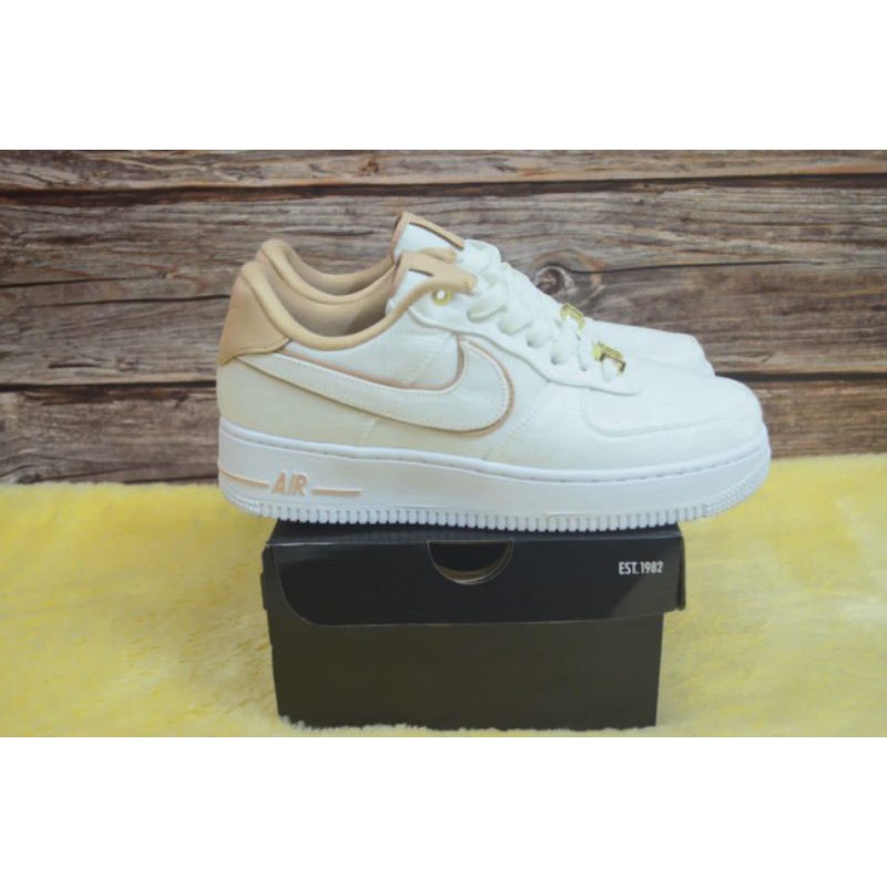 Jual Nike Air Force 1 07 Lx White Bio Beige Metallic Gold | Shopee Indonesia