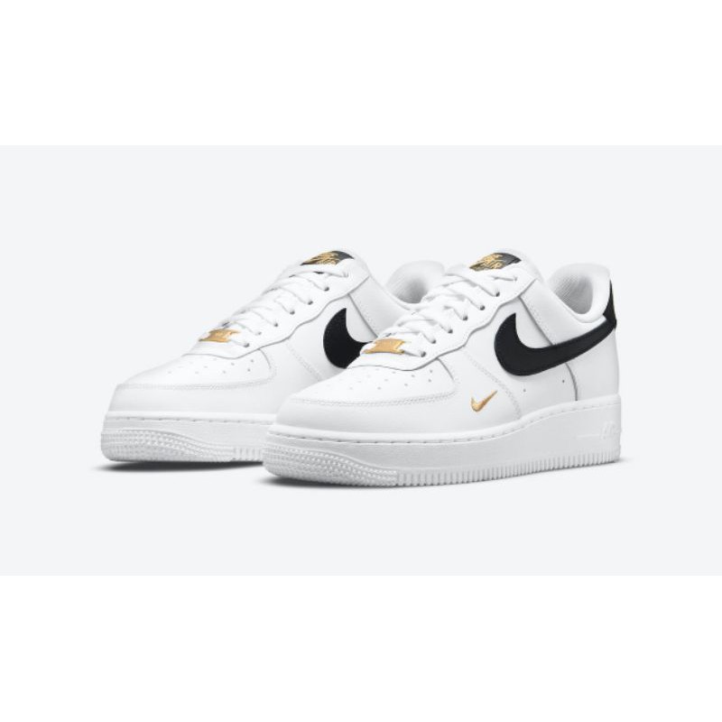 Jual Nike Air Force 1 07 Essential White/Black/Metallic Gold Original Resmi | Shopee Indonesia
