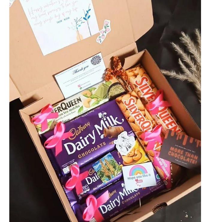 Jual ・➟ Kado Coklat /Hampers Coklat/ Box/ Kado Wisuda / Gift Box / Hampers Graduation / Hampers Isoman ☆ | Shopee Indonesia