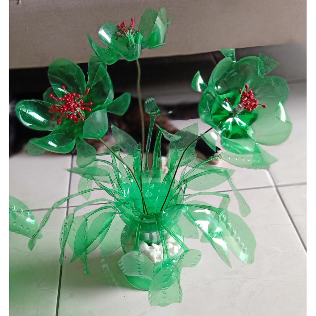 Membuat pohon natal dari botol bekas plastik aqua atau botol wine kaca misalnya, kini memiliki pohon natal besar bukan sekedar impian. Pohon Natal Dari Botol Sprite - Pohon natal unik di ...