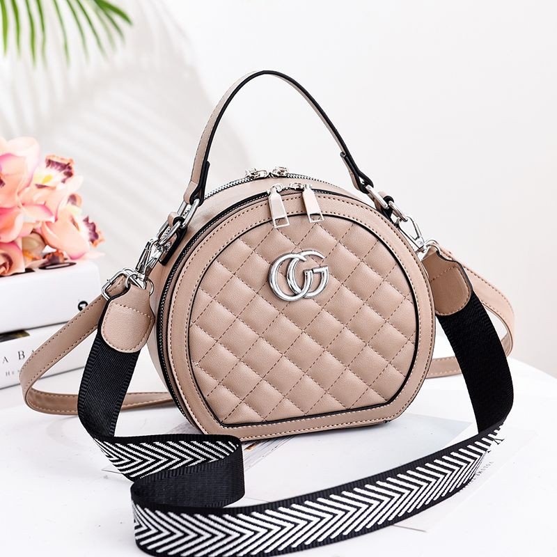 Rina adalah koleksi tas jalan wanita modern