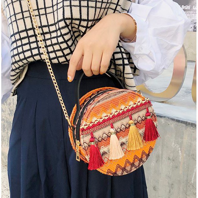 Tas anyaman bulat wanita Tobay TA026O3 warna coklat.