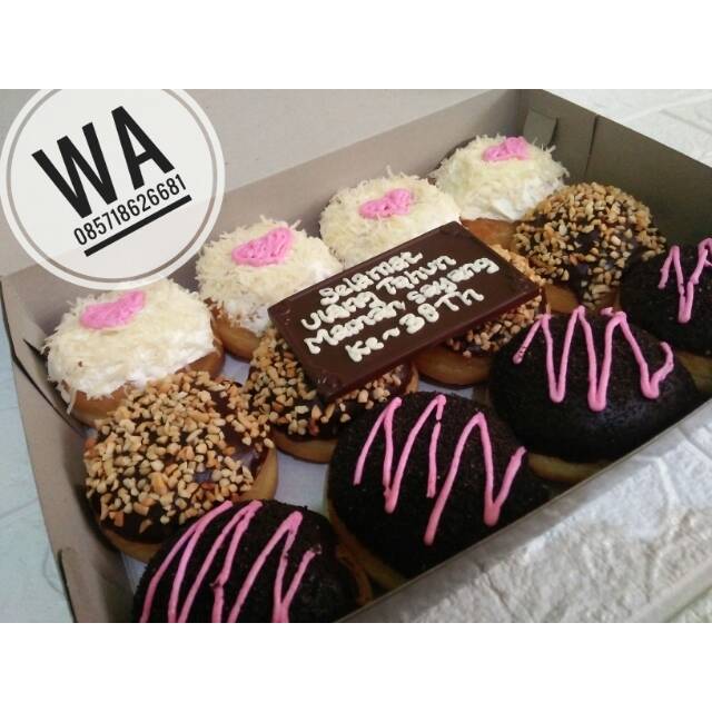 Donat ulang tahun/donat tulis/donat karakter/donat custom | Shopee Indonesia