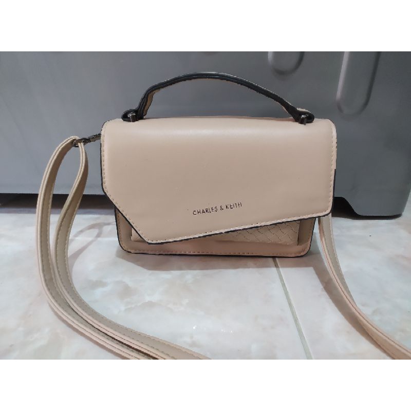 Jual Preloved / Pl Tas Selempang Ori Wanita Charles And Keith Cnk Warna Coklat Susu ( Coksu) | Shopee Indonesia