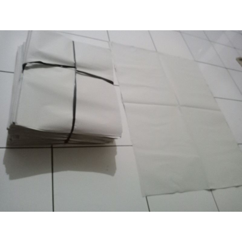 Kertas koran polos seukuran kompas bekas rapi bersih