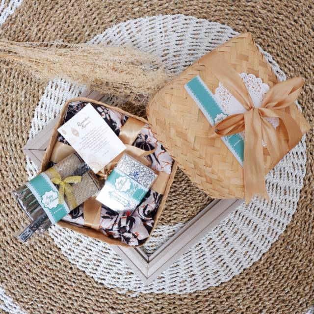 hampers kado cewek paket mukena ulang tahun wedding anniversary wisuda