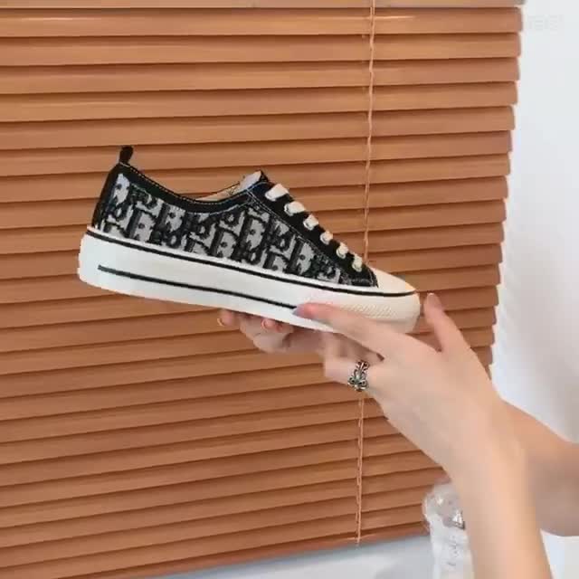 Sepatu Kanvas Wanita Sneakers Tali Model Tinggi dan Rendah