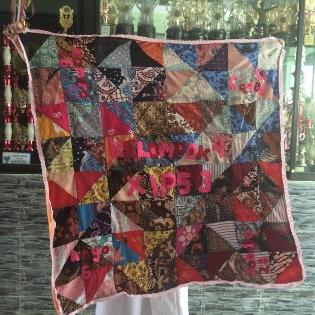 Alas Meja Dari Kain Perca – Pigura