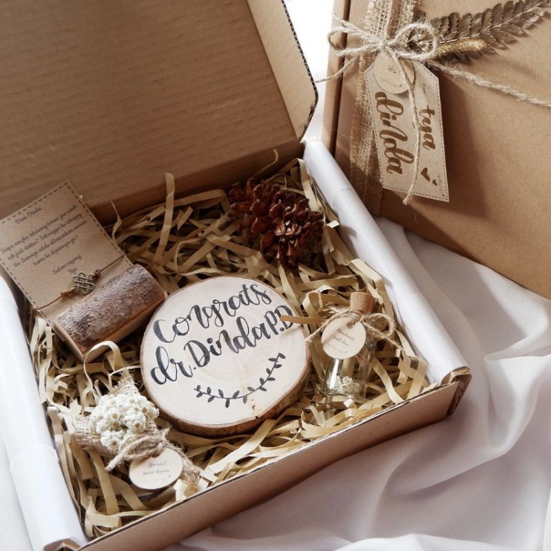 RUSTIC VINTAGE HAMPERS/WOOD HANDLETTERING/KADO WISUDA