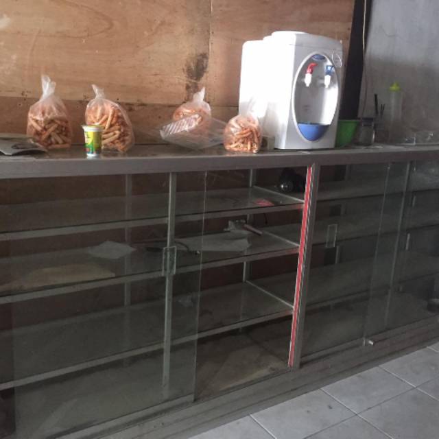 Jual Lemari Kaca Etalase Jualan bekas ukuran 3 meter dan 2 meter