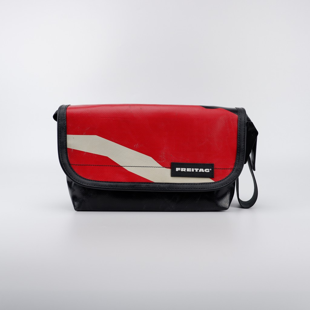 กระเป๋า Freitag Messenger bag รุ่น F41 HAWAI FIVEO ผ้าใบสีดำ สกรีนสี