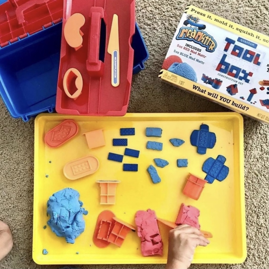 แป้งโดว์ MAD MATTR และ อุปกรณ์แม่พิมพ์เลโก้ ในกล่องเครื่องมือ Quantum