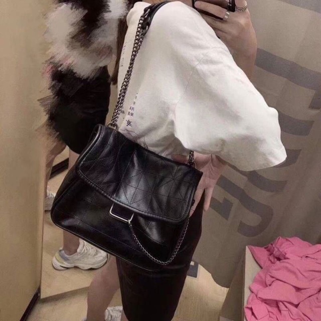 WHATS IN MY BAG 2020! (Zara Rocker Soft Crossbody Handbag) atelier