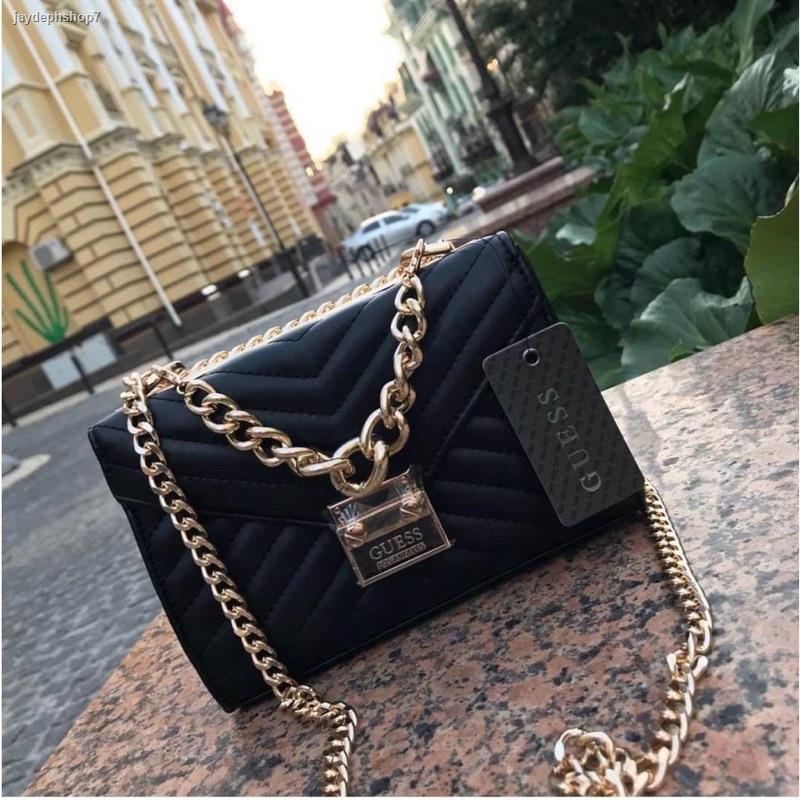 จัดส่งเฉพาะจุด จัดส่งในกรุงเทพฯGuess หน้าโซ่ lynda mini crossbody กระเป๋าสะพายข้างงานเอ้าเล็ท