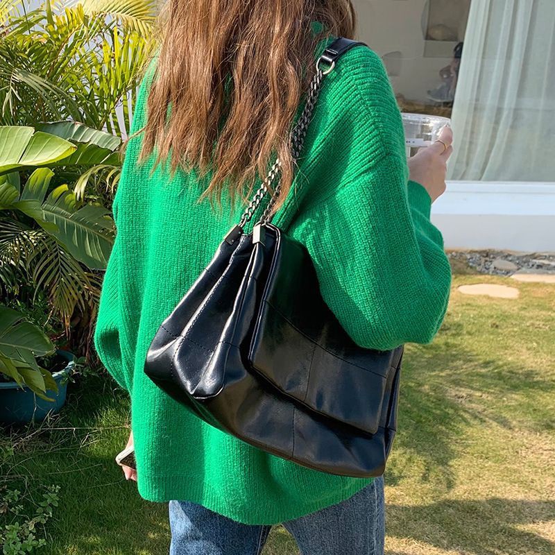 กระเป๋าสะพาย Black Tea bag หนังมีความเงายับ ให้ความพรีเมี่ยมแบบสุด ดูแลรักษาง่าย ใช้ยังไงก็ไม่