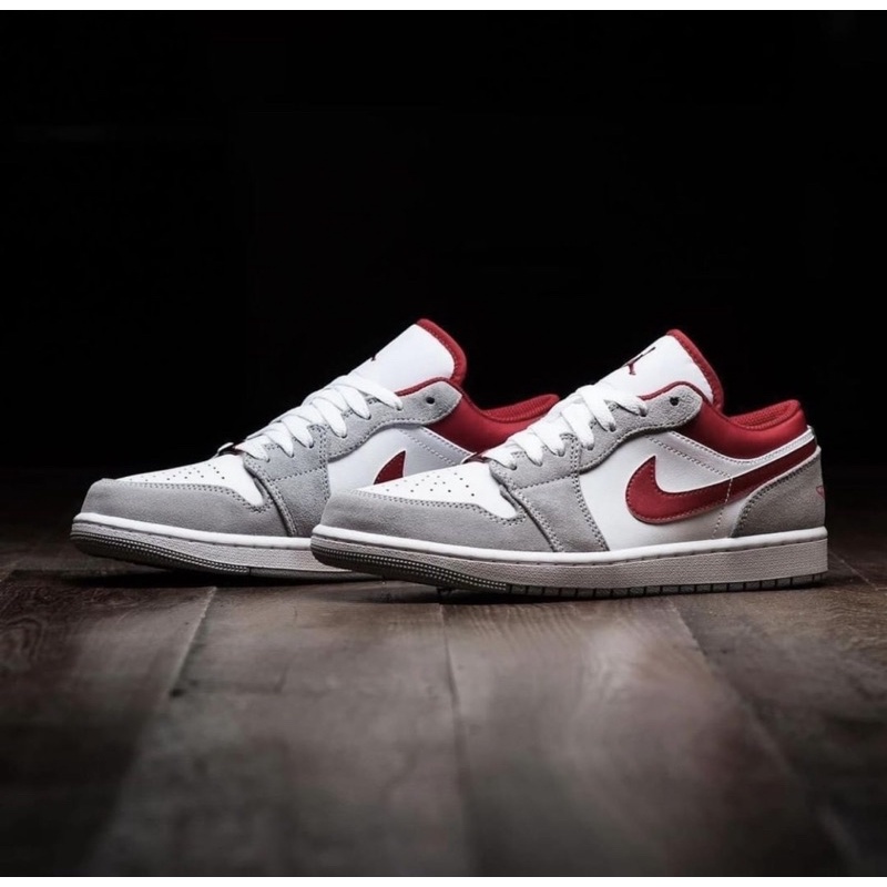 (พร้อมส่ง ของแท้100) AIR JORDAN 1 LOW LIGHT SMOKE GREY GYM RED