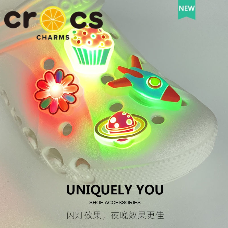 Crocs jibbitz จี้ไฟกระพริบ LED รูปการ์ตูน 3D อุปกรณ์เสริม สําหรับตกแต่ง