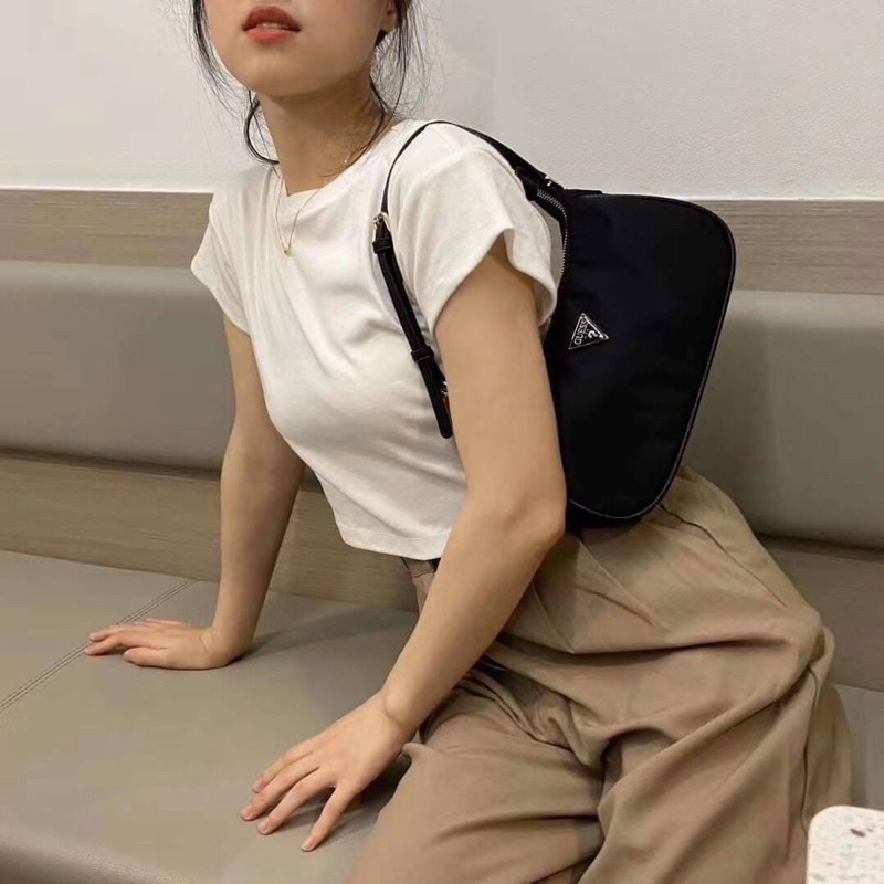 กระเป๋าสะพาย GUESS PARIS SHOULDER BAG Shopee Thailand