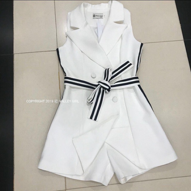 ป้าย valley girl จั้มสูทขาสั้นทรงป้ายหน้าแขนกุด ดีเทลแต่งแถบด้านข้าง ไซ