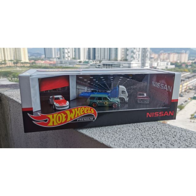 Hot Wheels Nissan Premium Garage Set Shopee Malaysia