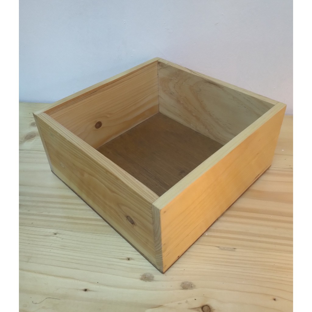 Kotak Kayu Pine Saiz 20x20cm Ketinggian 10cm .(8"x8" x4").Wooden Box