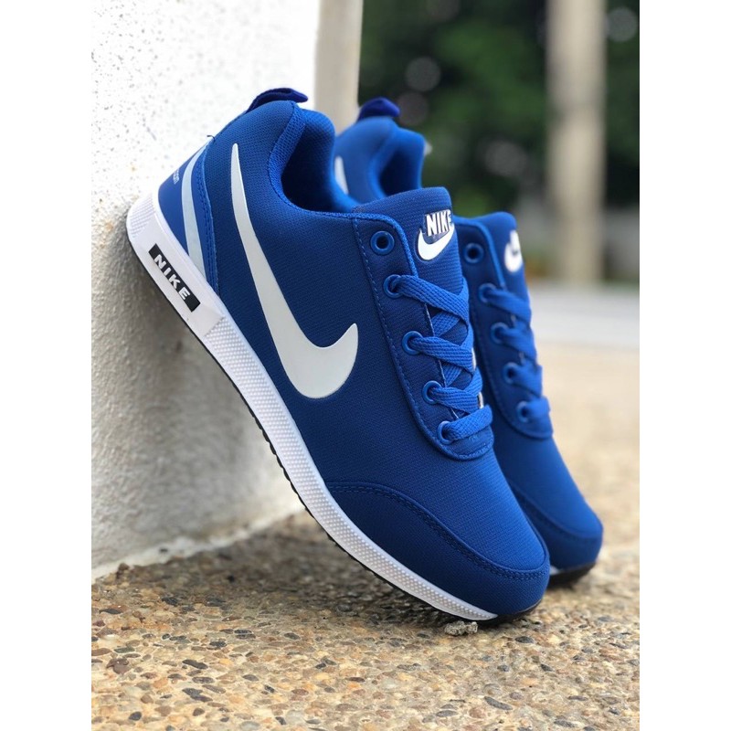 kasut sukan nike warna biru Sonia Stewart