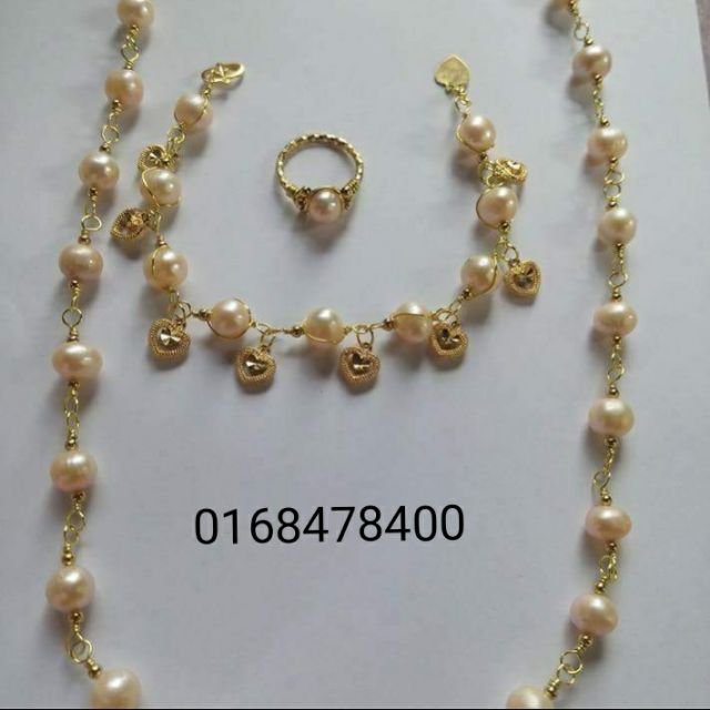 Mewarna Seutas Rantai Mutiara