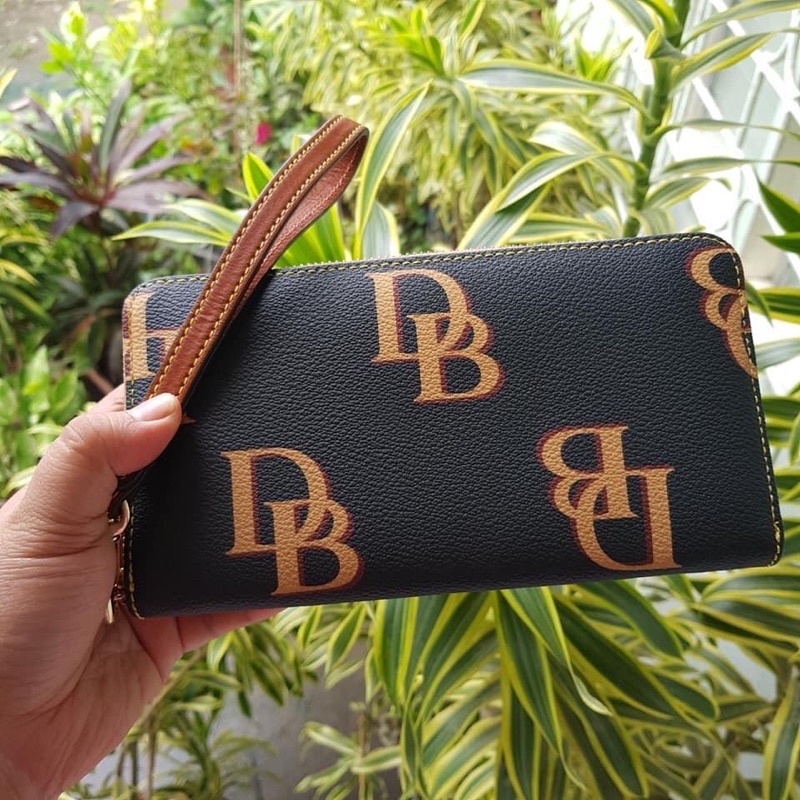 Dooney &Bourke Large Zip around Wallet 100 authentic No price tag