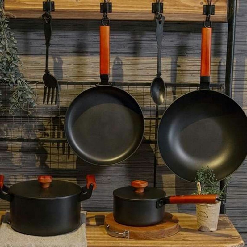 Per Set Cast Iron Pots and Pans with Bakelite Handles Kitchenware