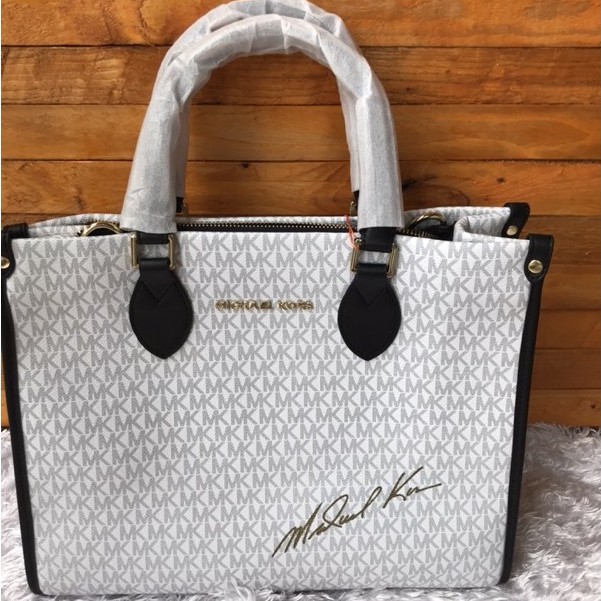 Arriba 75+ imagen michael kors handbags dubai Thptnganamst.edu.vn