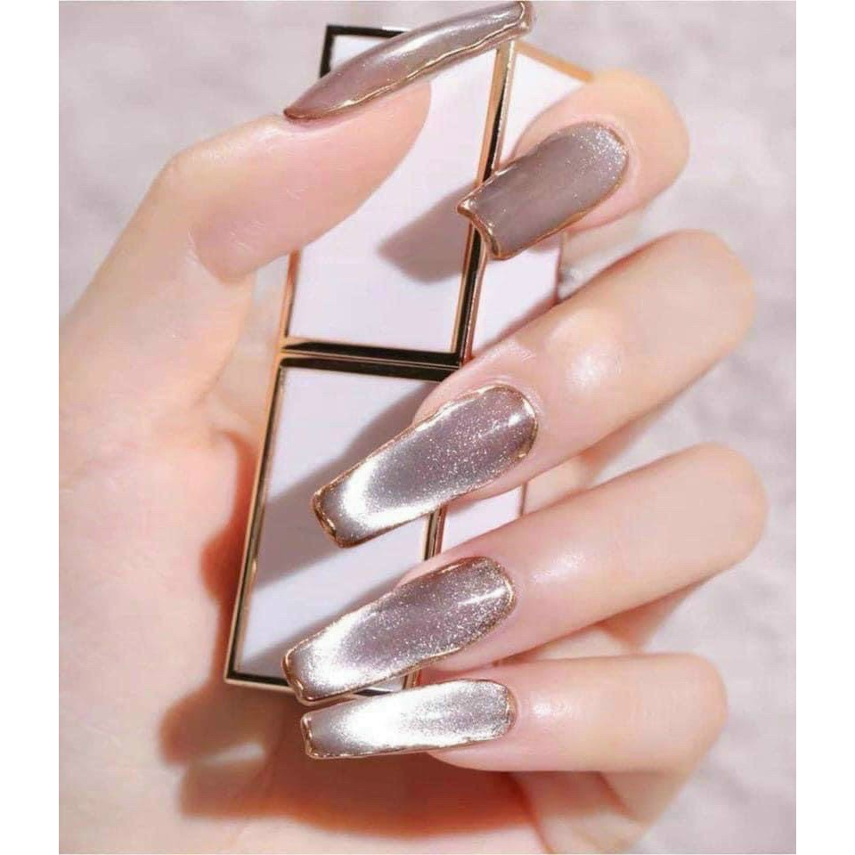 Polished chrome nails