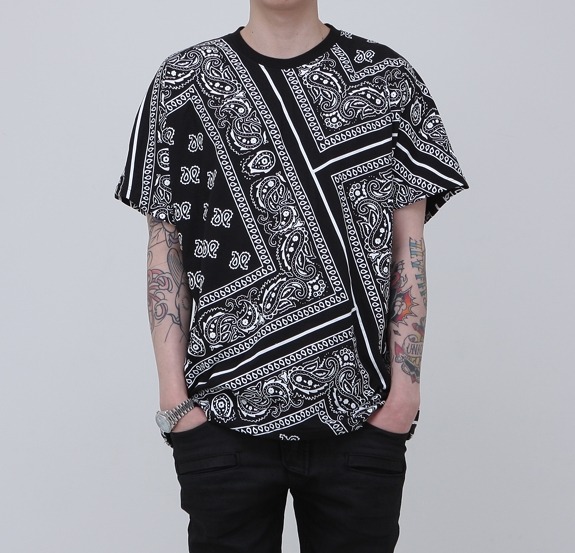 new PAISLEY BANDANA Printed Graphic TShirt Black Color Celebrity