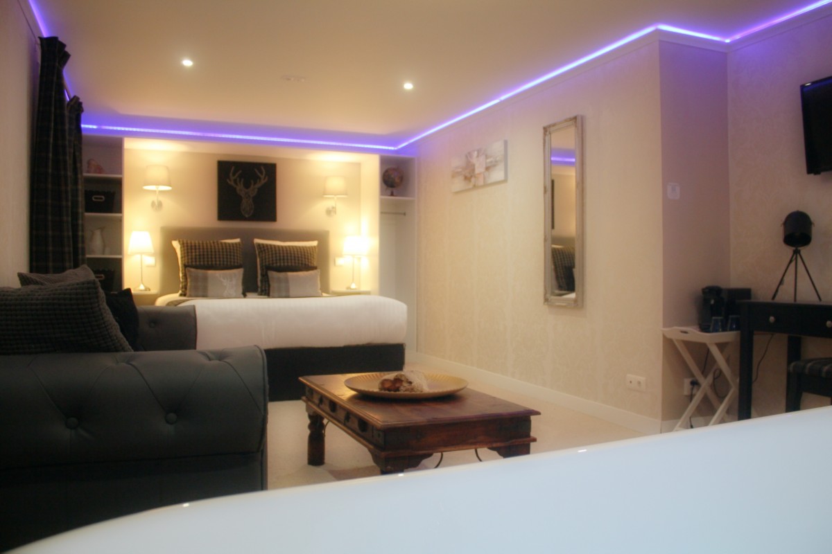 Chambre Luxe avec Baignoire Balneo Spa privatif Puyde