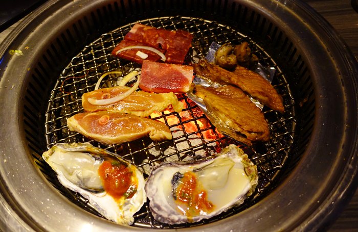 【食記】好客-酒吧燒烤(忠孝店)．東區Bistro98大樓．吃到飽火鍋燒烤店