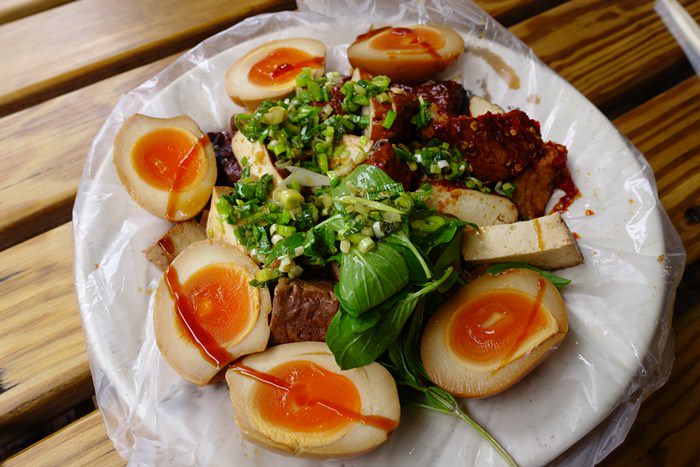 【桃園．大溪】- 老阿伯現滷豆干第二代．黃金蛋必點超好吃．大溪老街美食走透透