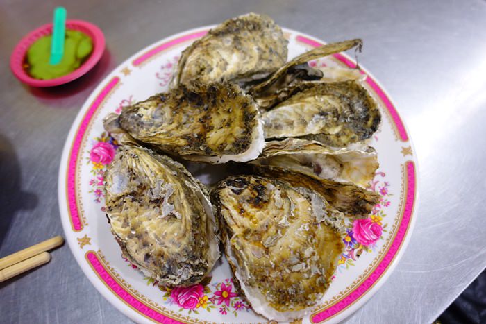 【嘉義．東石】- 阿春小吃 蚵的專賣．肥美鮮甜的大蚵仔．東石漁人碼頭看夕陽