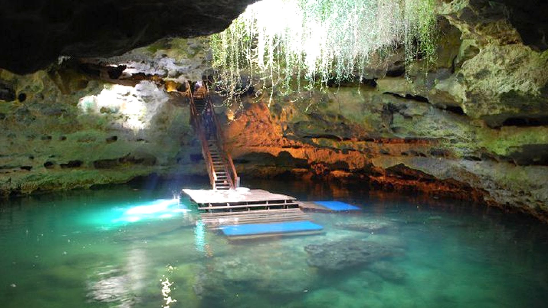 Devil's Den Cave in Florida