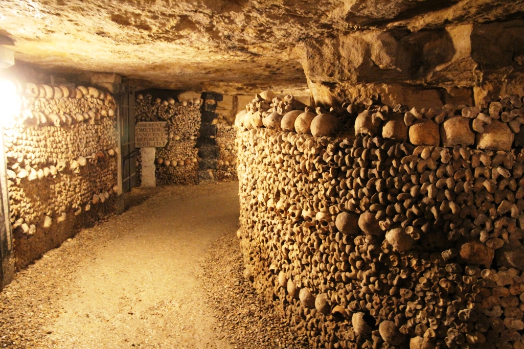 de Paris Most Macabre Underground Tunnels Lined with Skulls