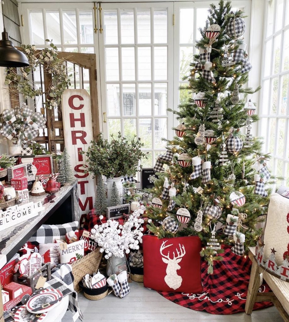 97 Farmhouse Christmas Decor Ideas For Your Home Chaylor & Mads