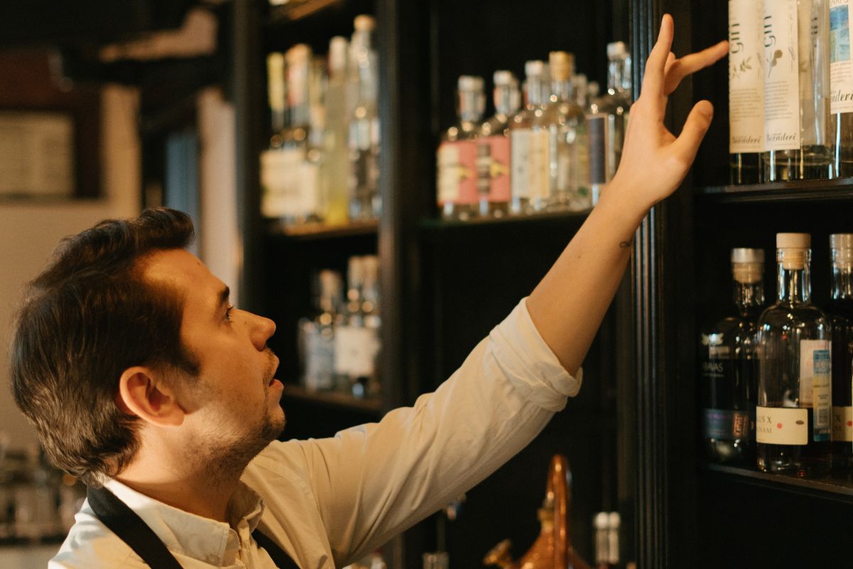 How Tall Do You Have To Be To Be a Bartender? CheddarDen