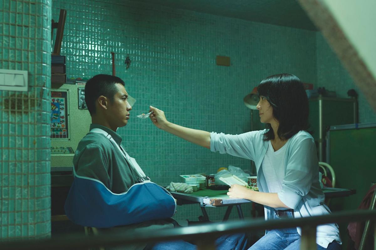 《鱷魚》影評：柯震東斷手逞強狗舔式吃飯喝湯，劉亞仁範兒乍現 | 金馬58 遺珠篇1Ⓒ04