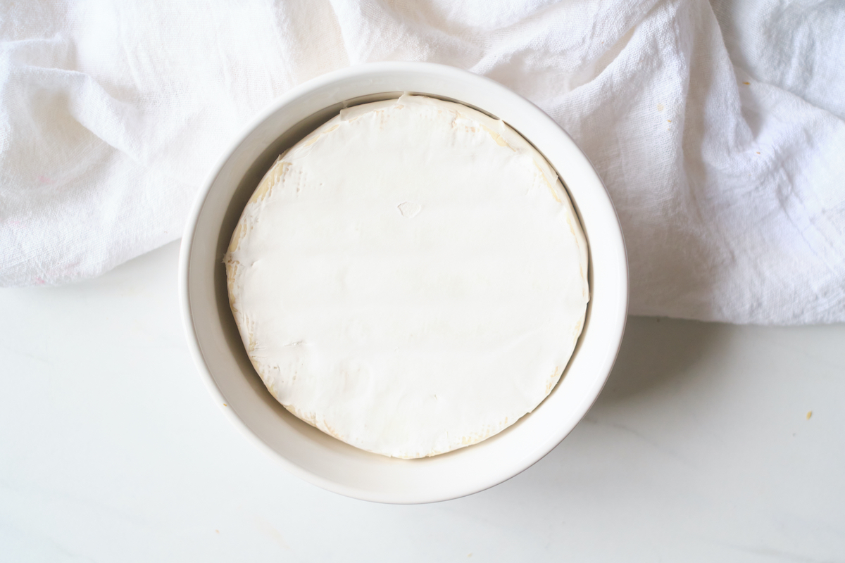 15Minute Baked Brie with Garlic and Thyme Easy & Delicious