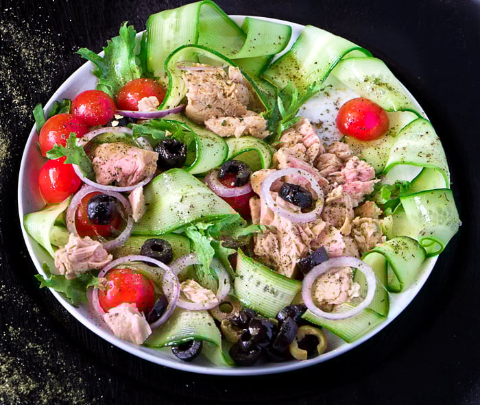 TUNA SALAD WITH CHERRY TOMATOES, CUCUMBERS AND OLIVES Chefjar