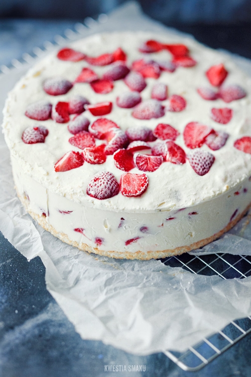Yoghurt ice cream cake with strawberries and white chocolate recipe